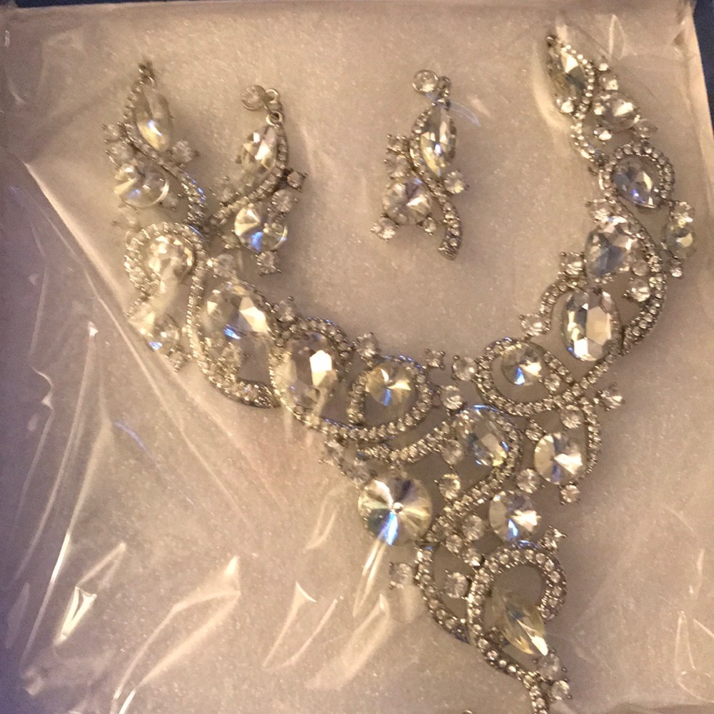 White Quartz  in stainless steel with white Austrian Crystal necklace